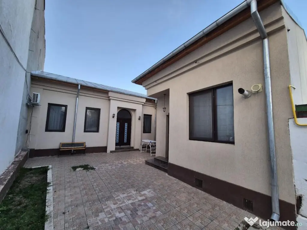 Casa 4 cam 200mp, caramida teren 509 mp mobilata zona Centr 