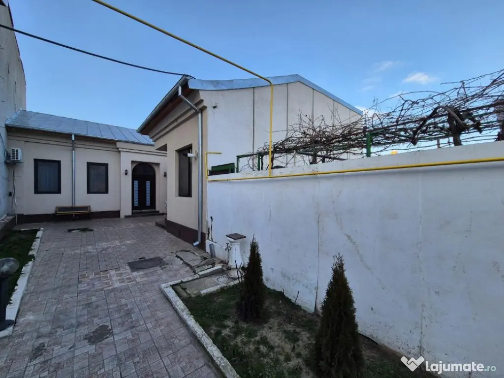 Casa 4 cam 200mp, caramida teren 509 mp mobilata zona Centr 