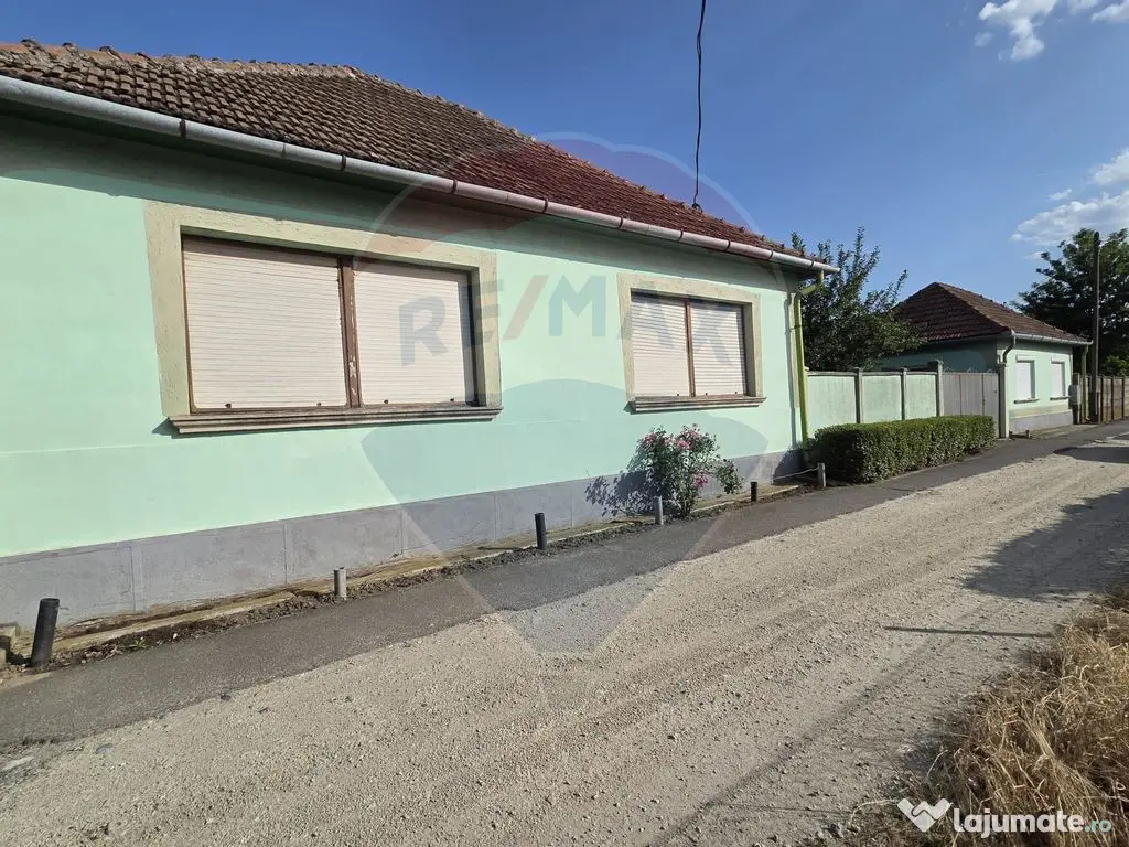 Casă cu gradina si solarii de legume