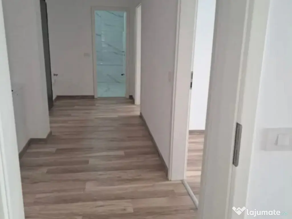 Apartament 3 camere, decomandat - zona Tractorul