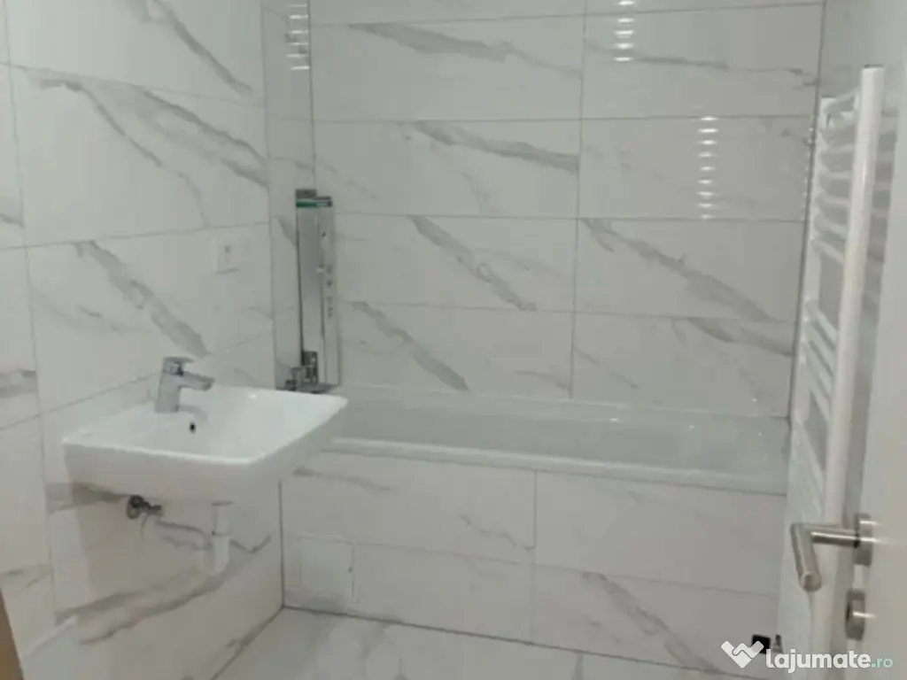 Apartament 3 camere, decomandat - zona Tractorul