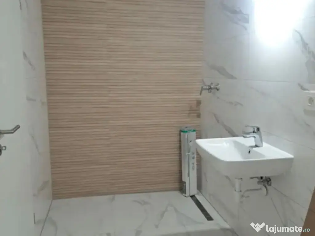 Apartament 3 camere, decomandat - zona Tractorul