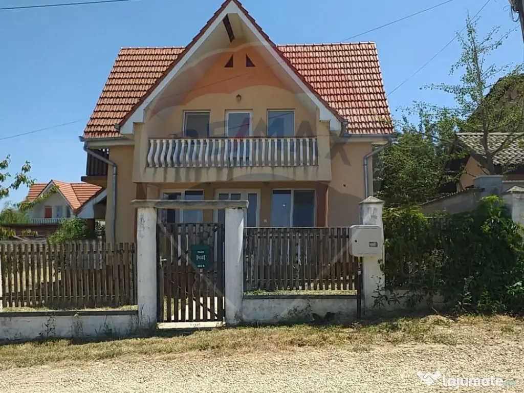 Casă cu mansardă cu 5 camere de vânzare în zonă metr... 