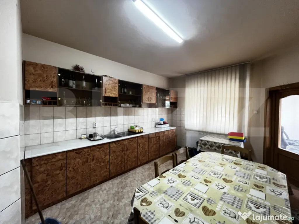 Casa de vanzare in Lazuri, ideala si pentru investitii