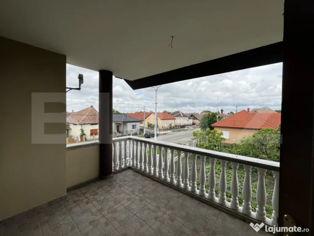 Casa de vanzare in Lazuri, ideala si pentru investitii