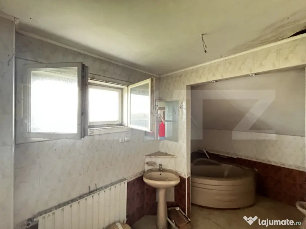 Casa de vanzare in Lazuri, ideala si pentru investitii