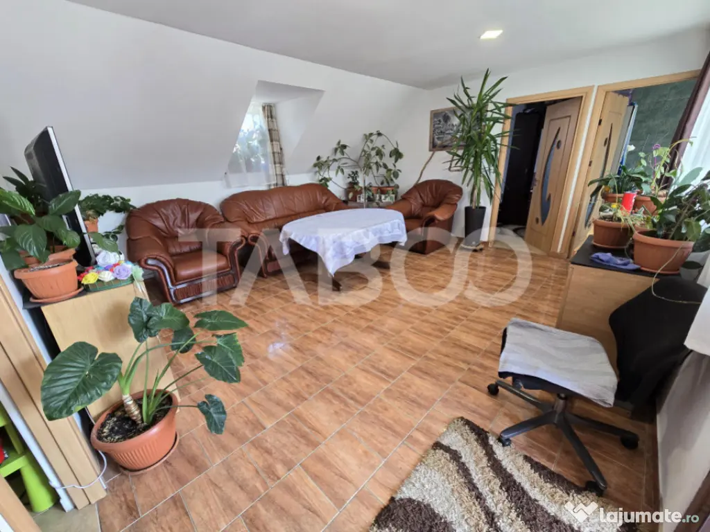 Casa individuala de vanzare teren 457 mp garaj Trei Stejari 