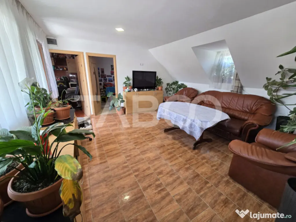 Casa individuala de vanzare teren 457 mp garaj Trei Stejari 