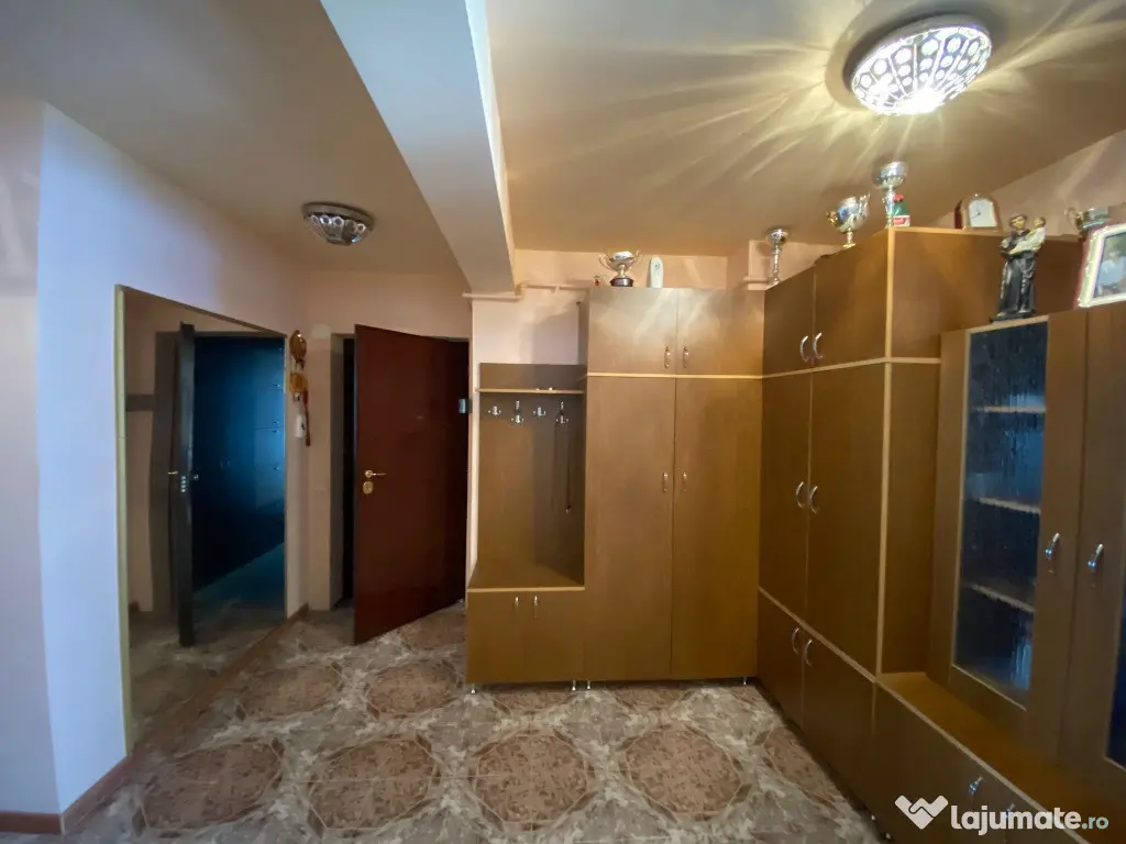 Apartament 3 camere, 72mp, etaj 1, parcare, zona Florilor