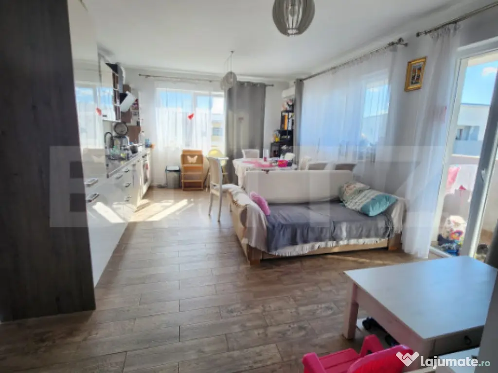 Apartament mobilat utilat, 3 camere, 2 bai, 2 parcari, zona