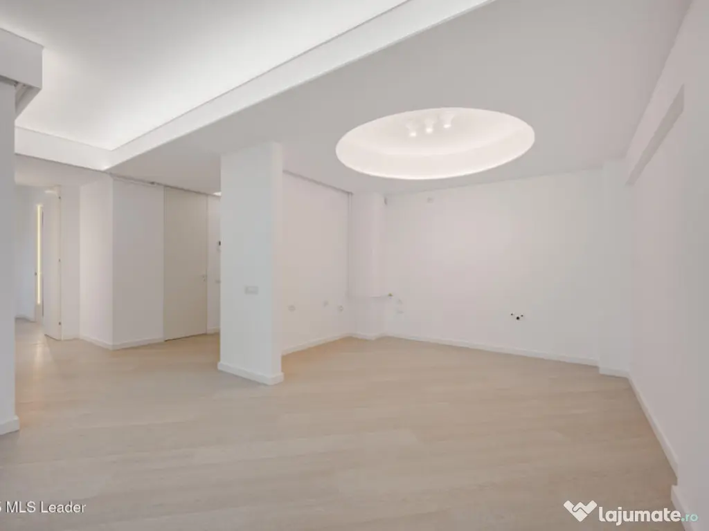 Apusul de la ultimul etaj din Cortina North | 3 camere | 