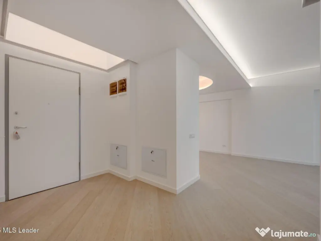 Apusul de la ultimul etaj din Cortina North | 3 camere | 