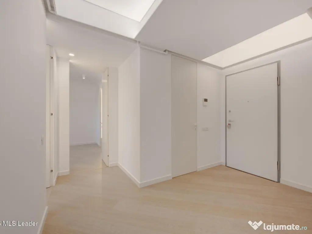 Apusul de la ultimul etaj din Cortina North | 3 camere | 