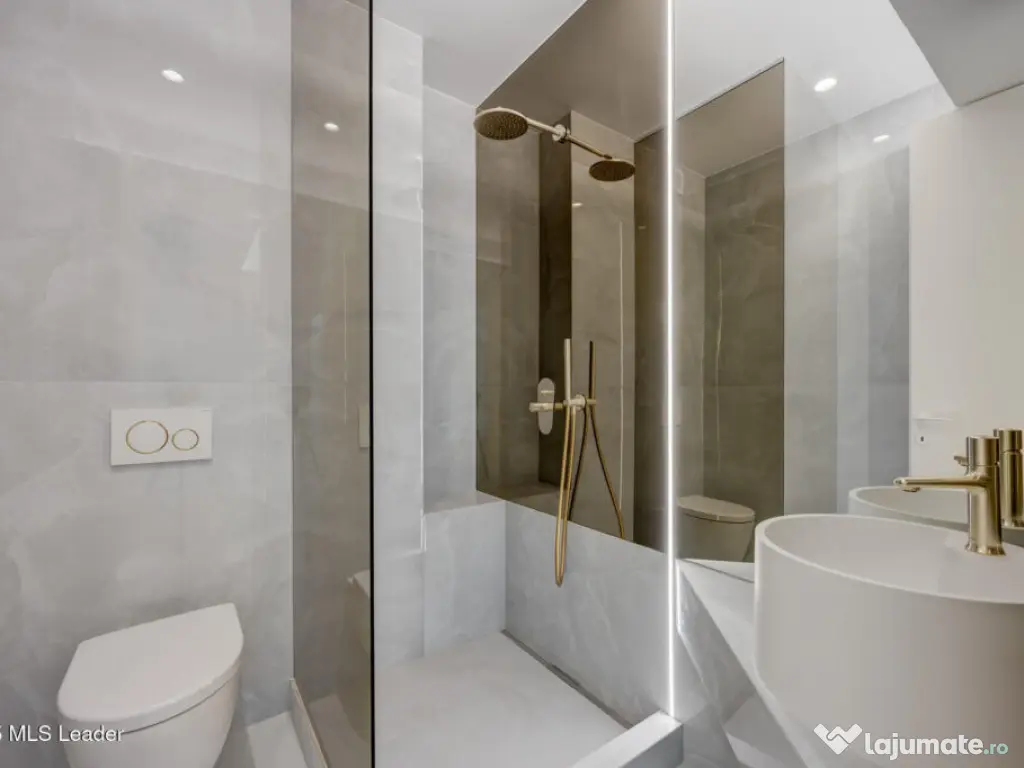 Apusul de la ultimul etaj din Cortina North | 3 camere | 