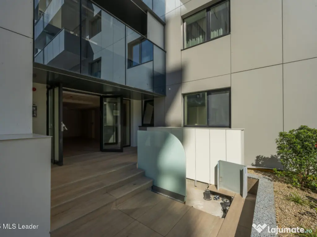 Apusul de la ultimul etaj din Cortina North | 3 camere | 