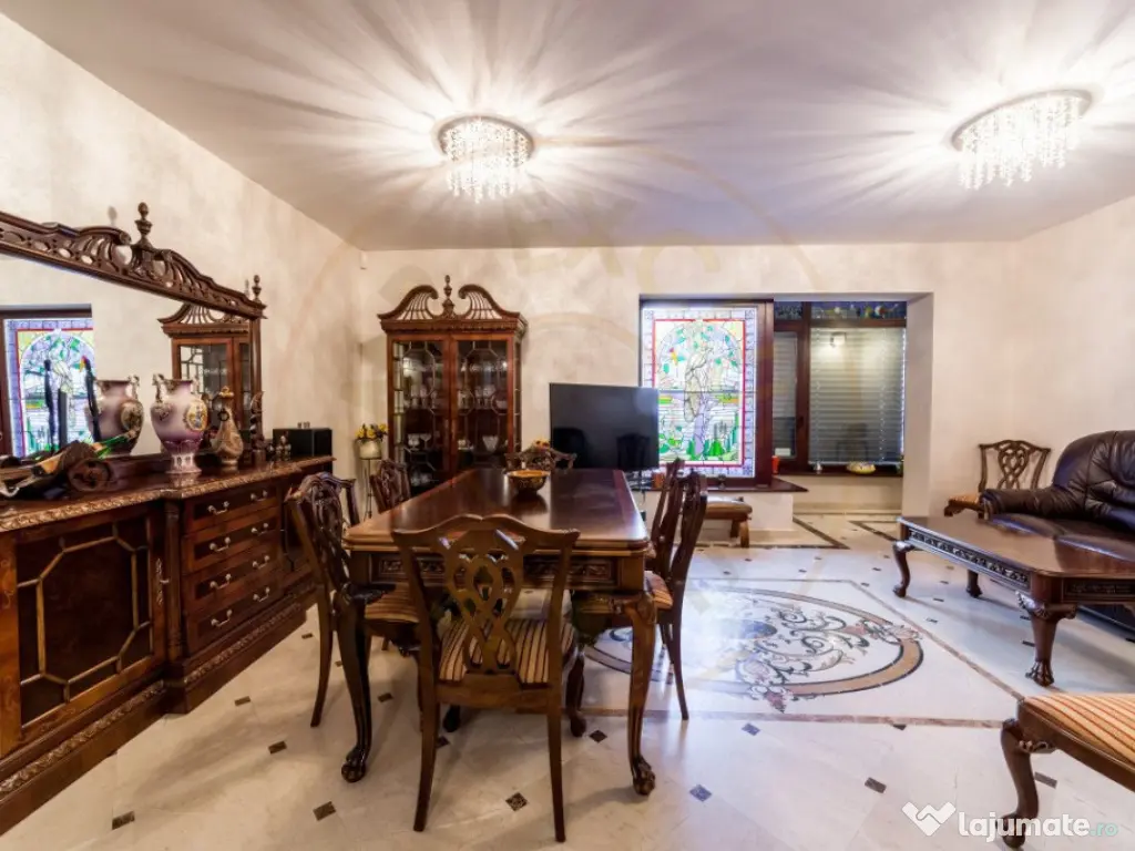 Vila zona Expo Parc - 2 apartamente, curte comuna 