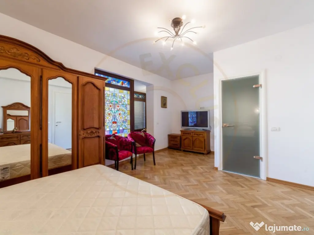 Vila zona Expo Parc - 2 apartamente, curte comuna 