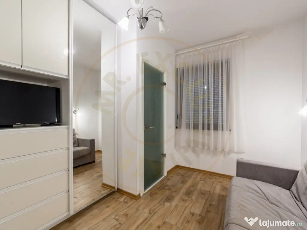 Vila zona Expo Parc - 2 apartamente, curte comuna 