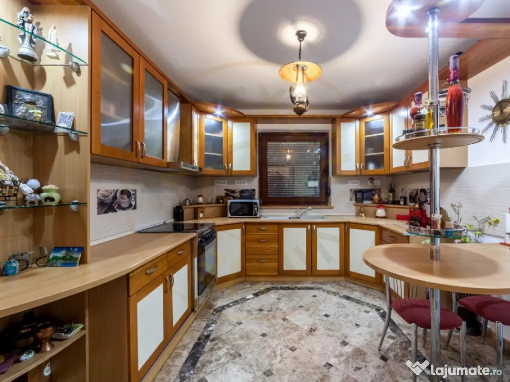 Vila zona Expo Parc - 2 apartamente, curte comuna 