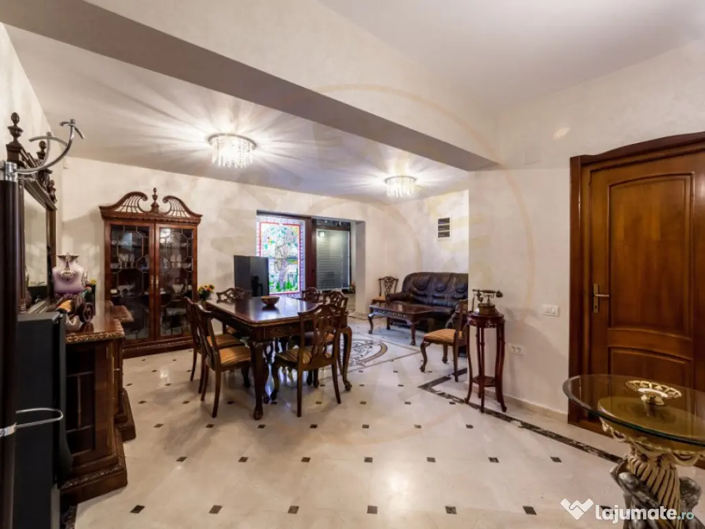 Vila zona Expo Parc - 2 apartamente, curte comuna 