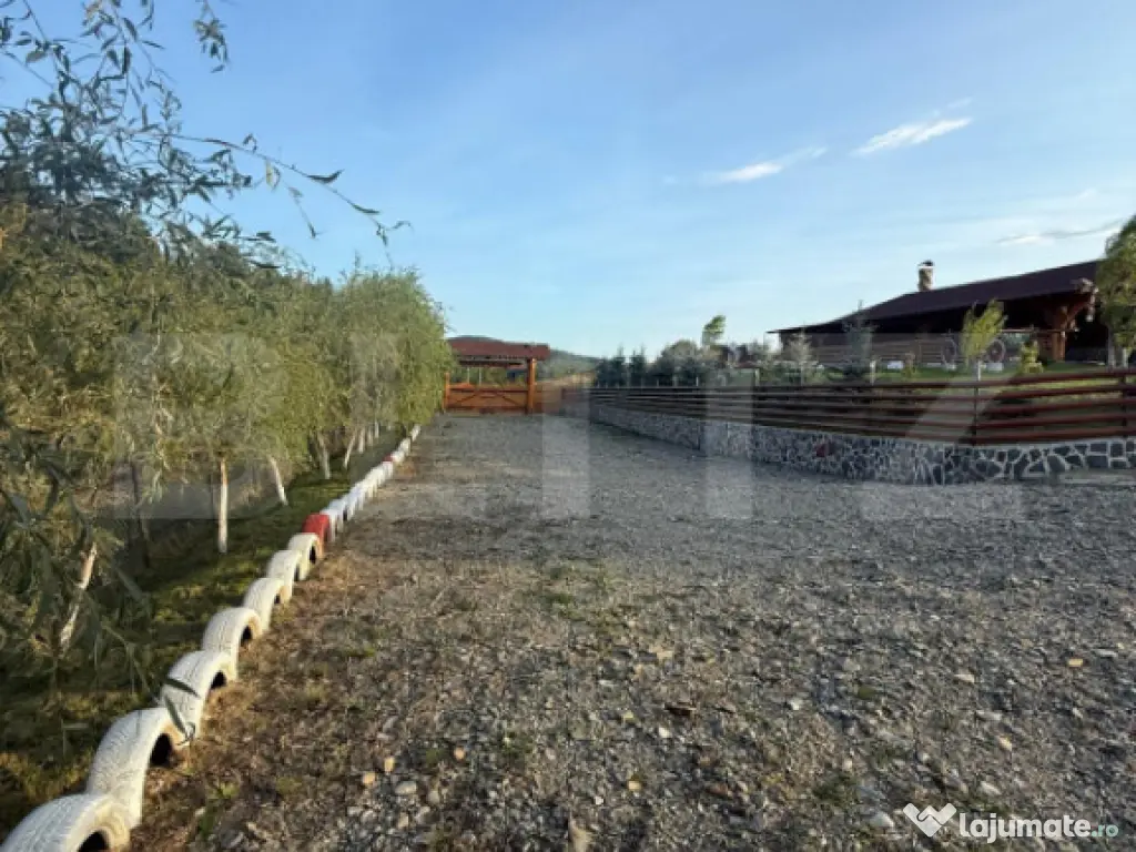 Cabana din lemn rotund, 2 camere, 140 mp, teren 2800 mp, Pal 