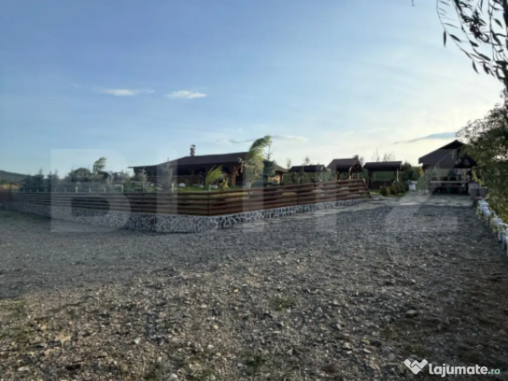 Cabana din lemn rotund, 2 camere, 140 mp, teren 2800 mp, Pal 