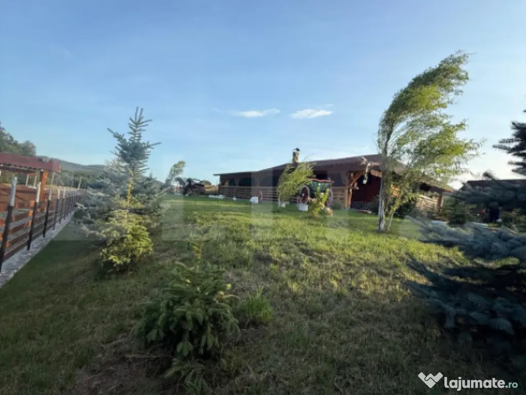 Cabana din lemn rotund, 2 camere, 140 mp, teren 2800 mp, Pal 