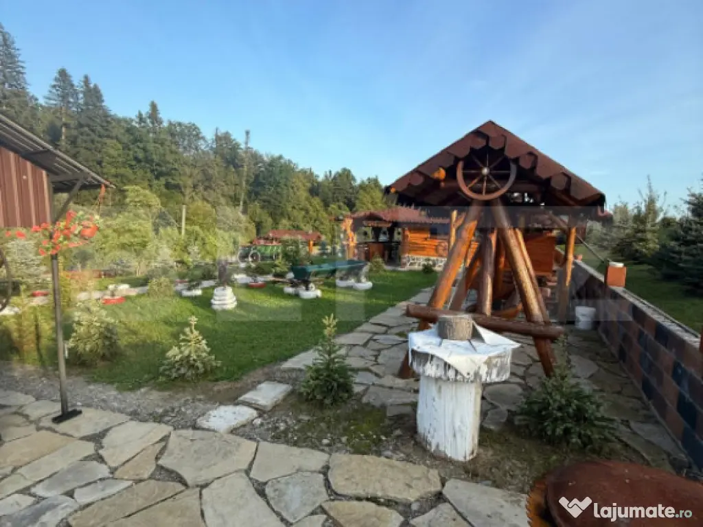 Cabana din lemn rotund, 2 camere, 140 mp, teren 2800 mp, Pal 