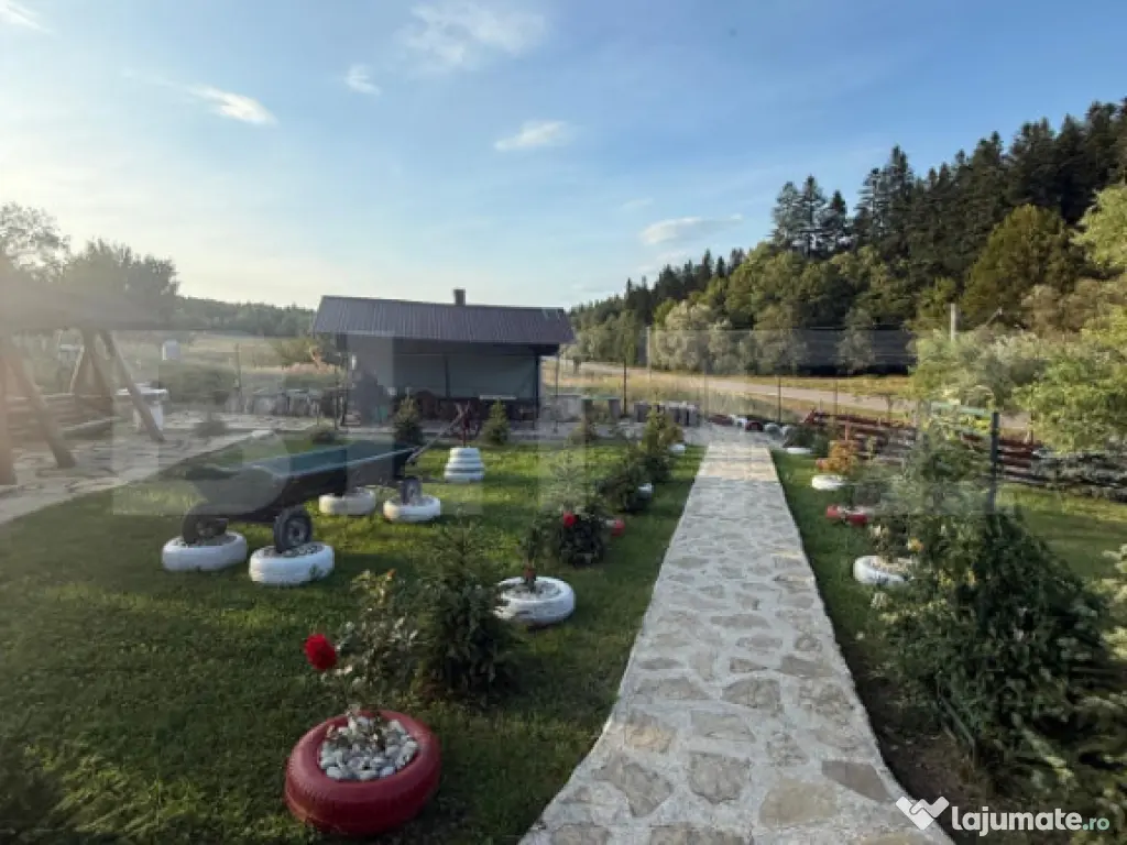 Cabana din lemn rotund, 2 camere, 140 mp, teren 2800 mp, Pal 