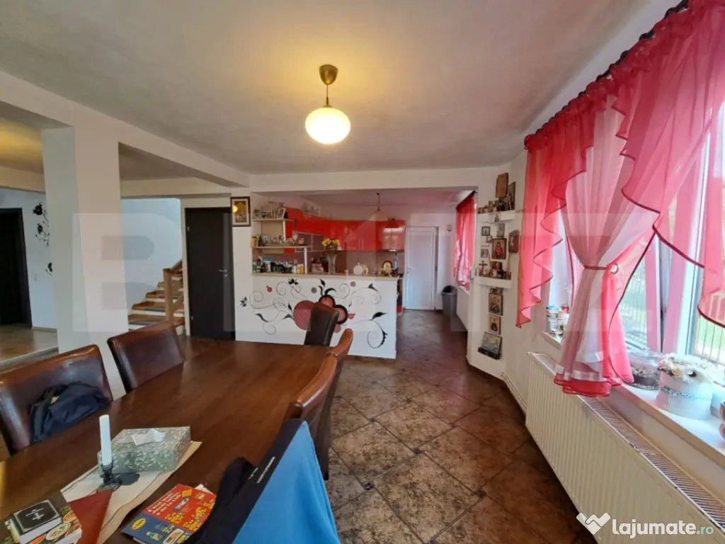 Casă 330 m² – teren 1210 m² – ideală pentru locuinț