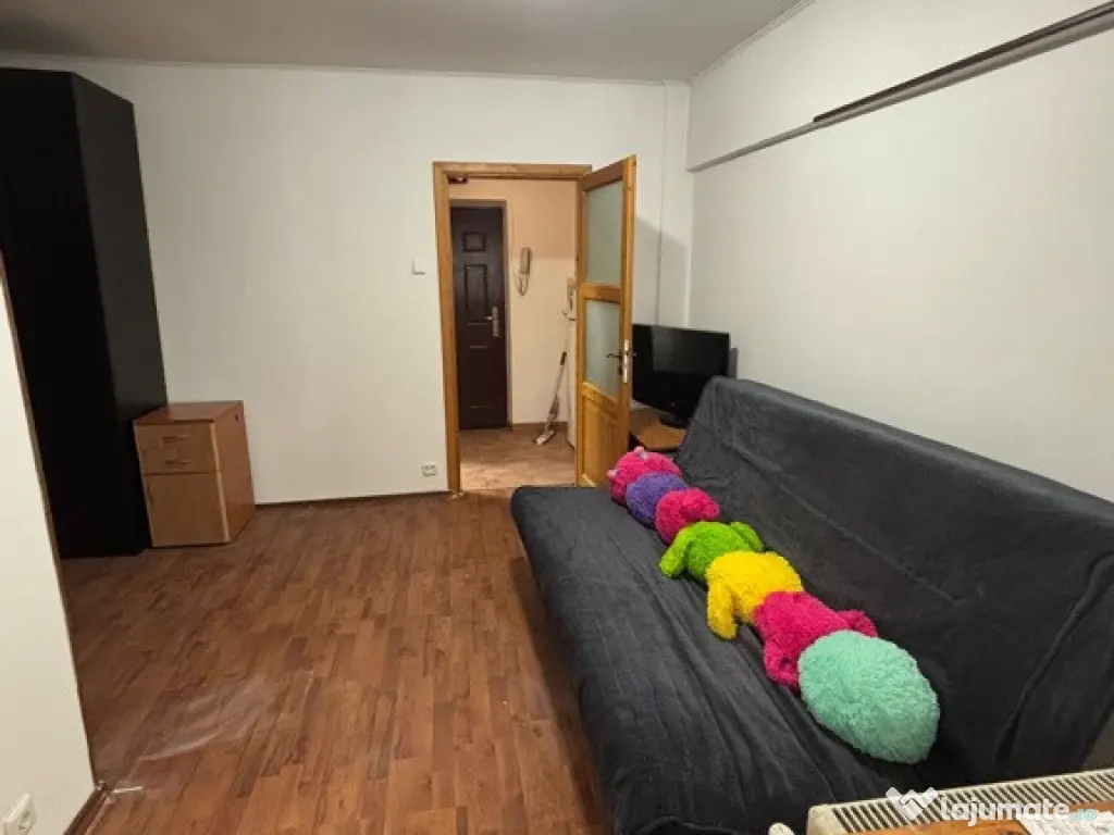 De închiriat garsonieră spațioasă și luminoasă – 30 mp, 320 €/lună 