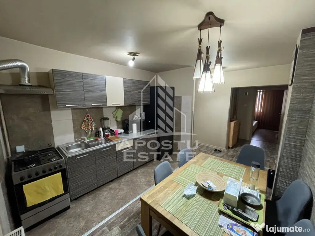 Apartament cu 3 camere, decomandat,2 bai, renovat,central... 