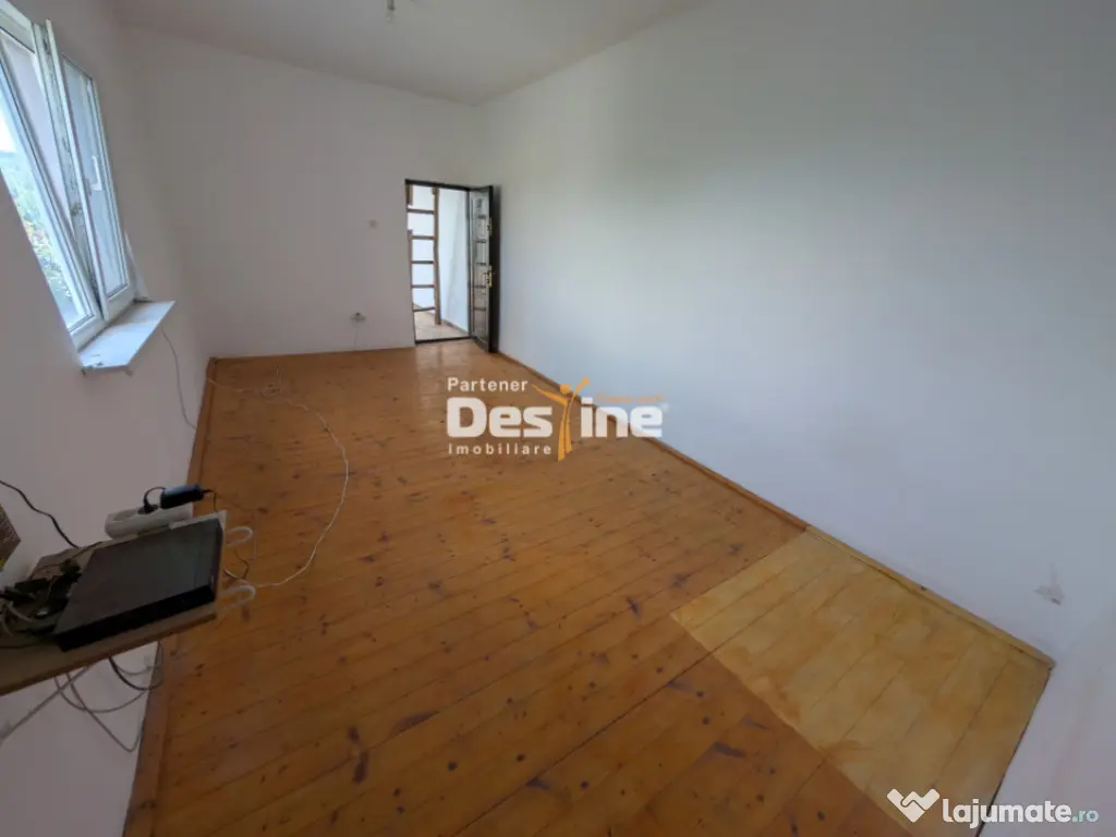 Investiție, Casă 170 mp cu 2400 mp teren cu IAZ la asfalt 