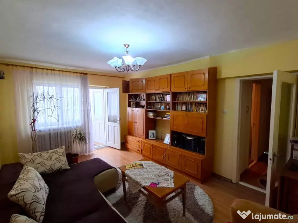 Apartament 3 camere, etaj1 (Politie)