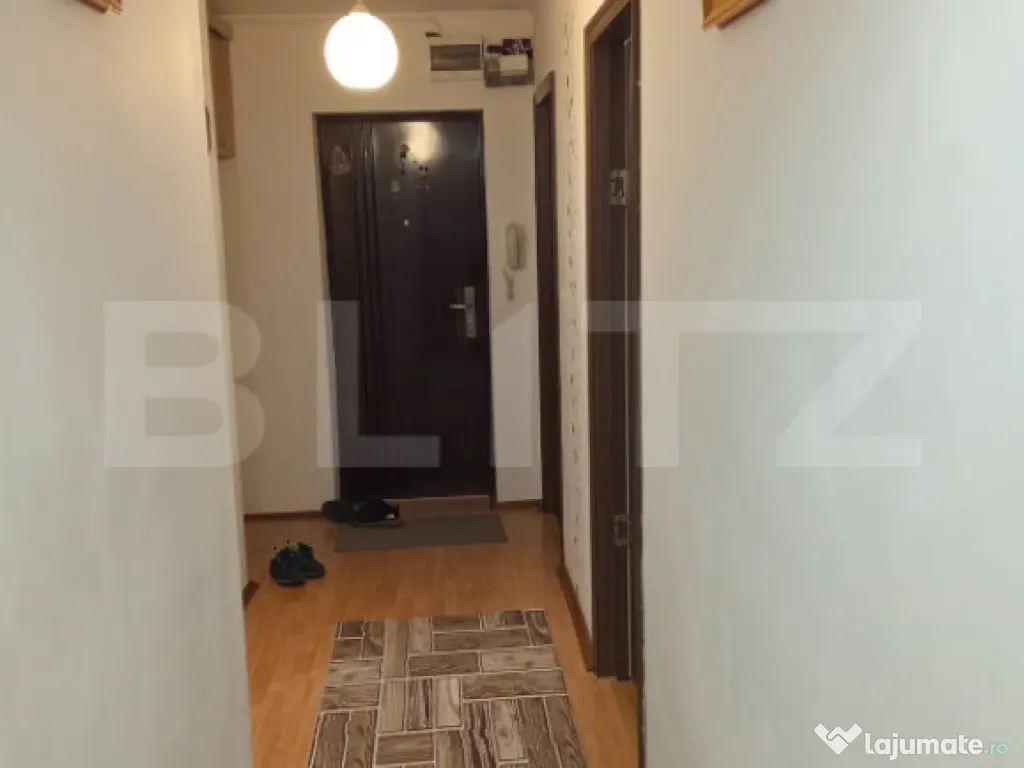 Apartament cu 3 camere, decomandate, etaj 1, bloc din cără