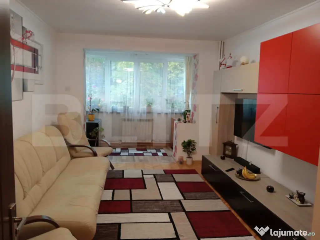 Apartament cu 3 camere, decomandate, etaj 1, bloc din cără