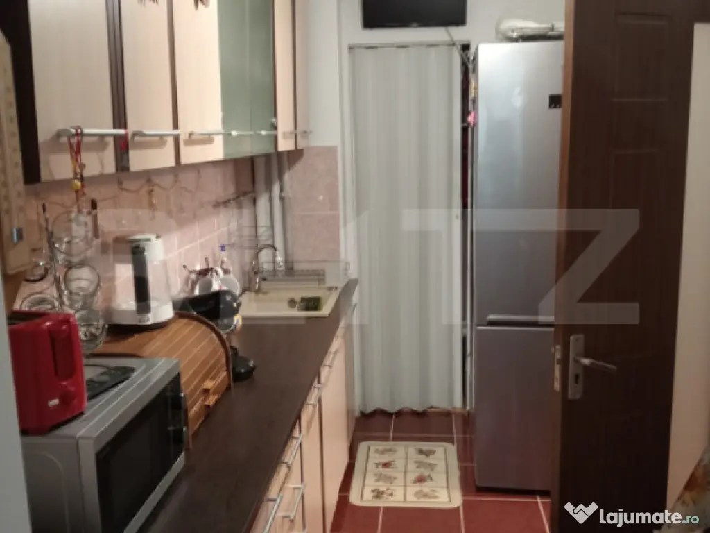 Apartament cu 3 camere, decomandate, etaj 1, bloc din cără