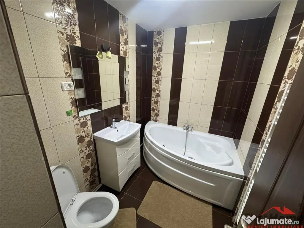 Ap 3 cam, 2 bai, parcare proprie, renovat, ultracentral - Pi 