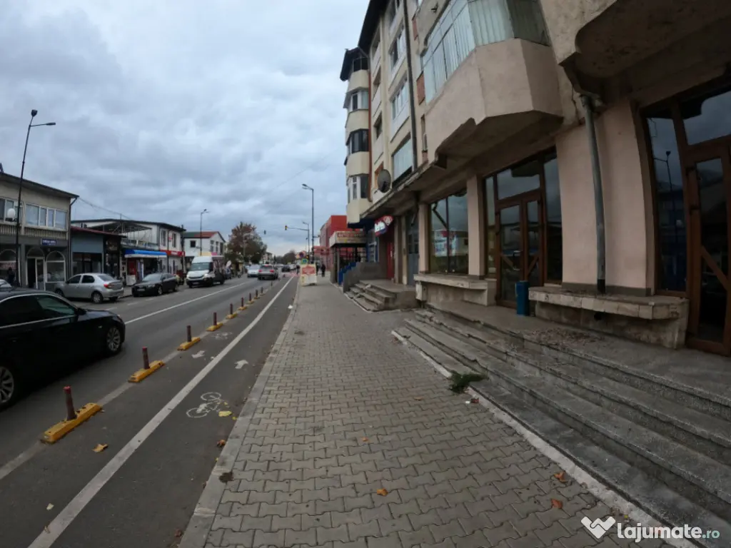 Spațiu Comercial de Închiriat 70 mp, Fațadă din Sticlă,