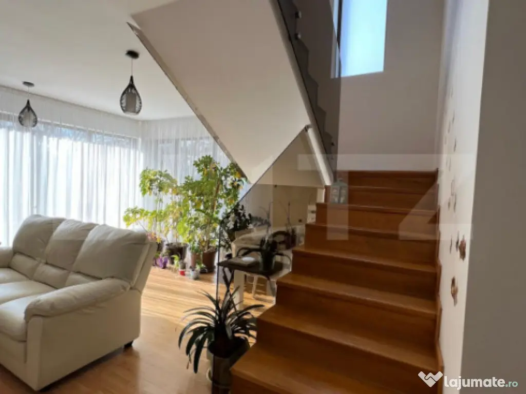 Casă pe o stradă privată în Făget cu teren și panoram? 