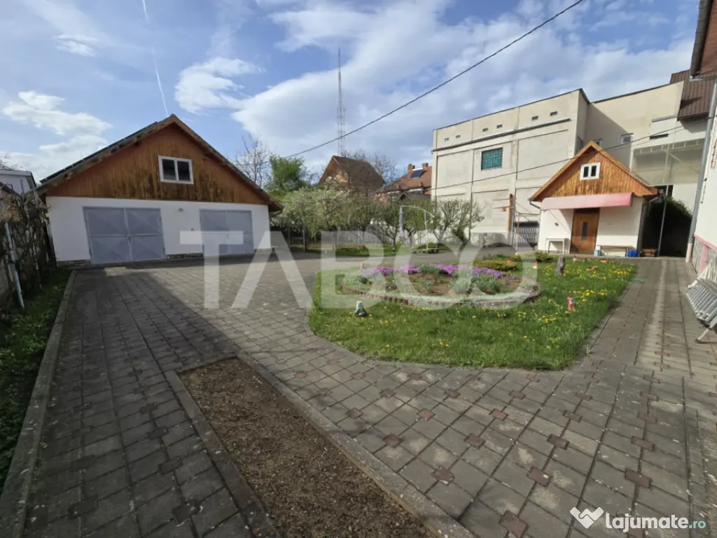 Casa individuala de vanzare teren 972 mp 2 garaje zona Sub A