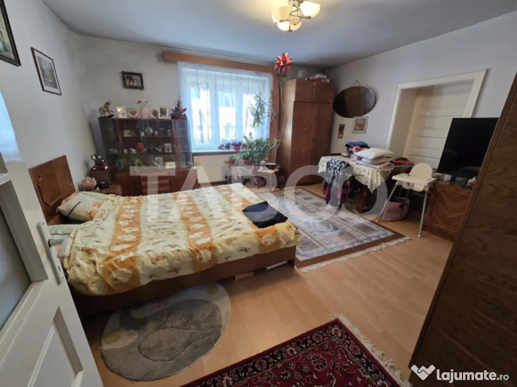 Casa individuala de vanzare teren 972 mp 2 garaje zona Sub A