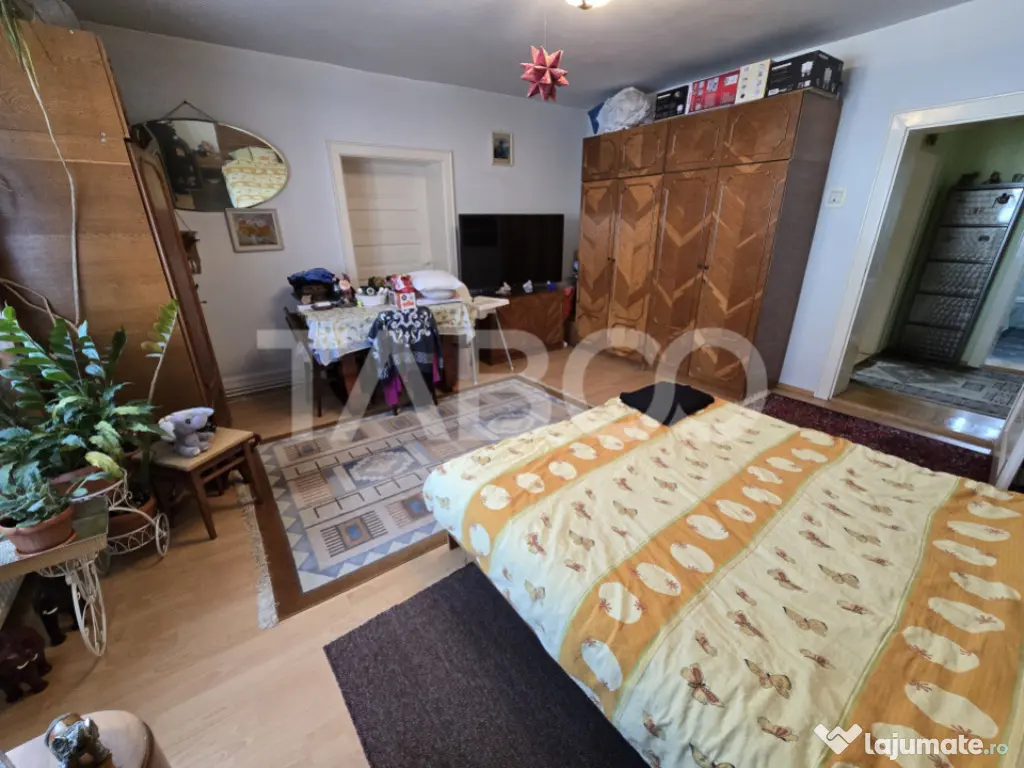 Casa individuala de vanzare teren 972 mp 2 garaje zona Sub A