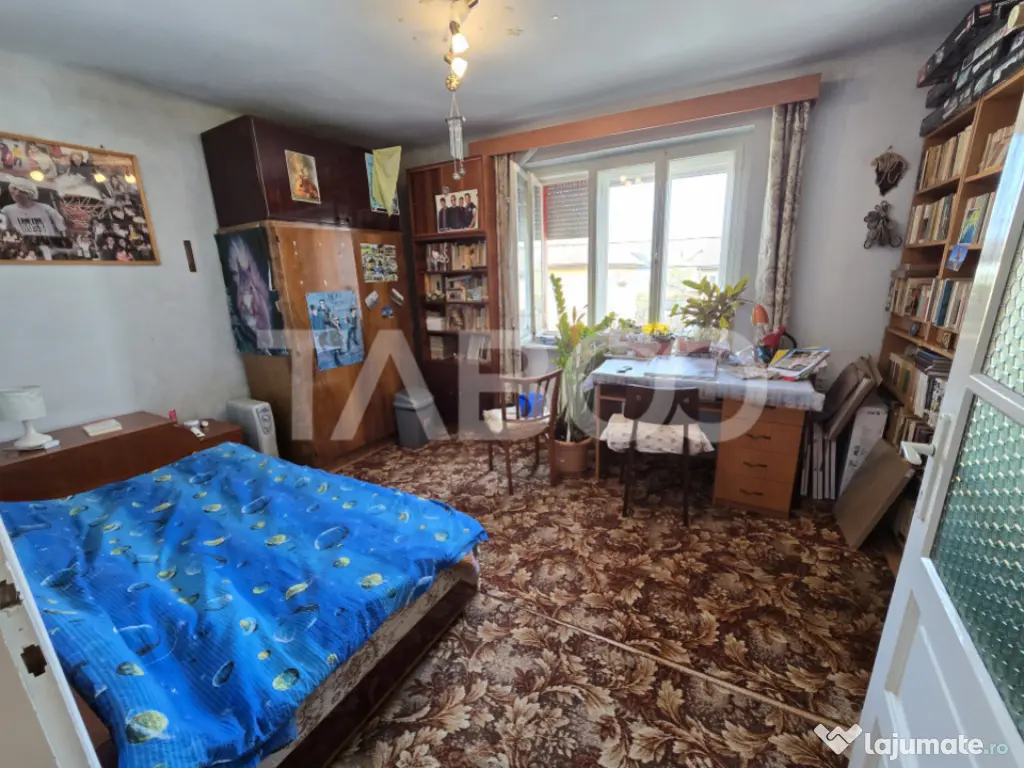 Casa individuala de vanzare teren 972 mp 2 garaje zona Sub A