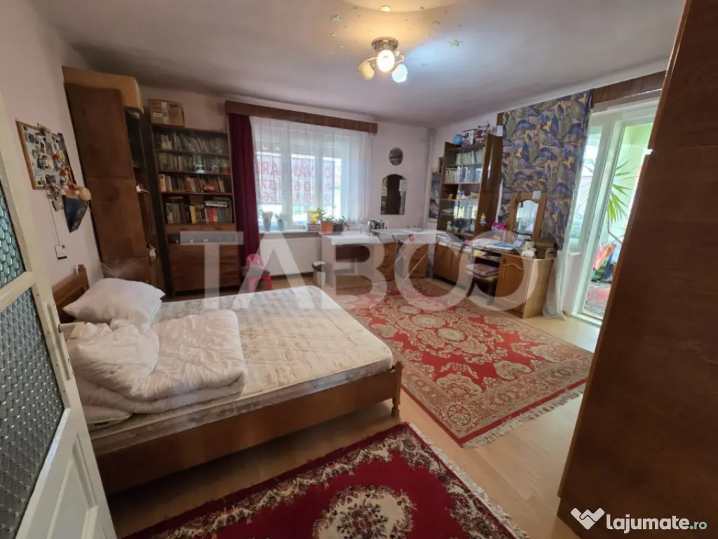 Casa individuala de vanzare teren 972 mp 2 garaje zona Sub A