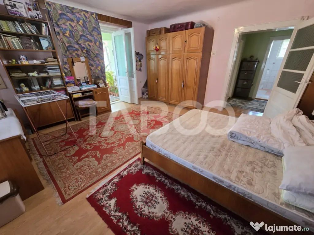 Casa individuala de vanzare teren 972 mp 2 garaje zona Sub A