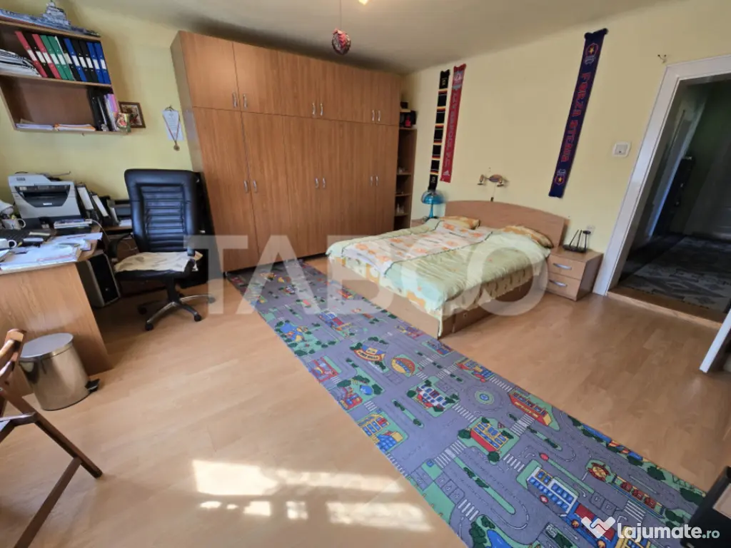 Casa individuala de vanzare teren 972 mp 2 garaje zona Sub A