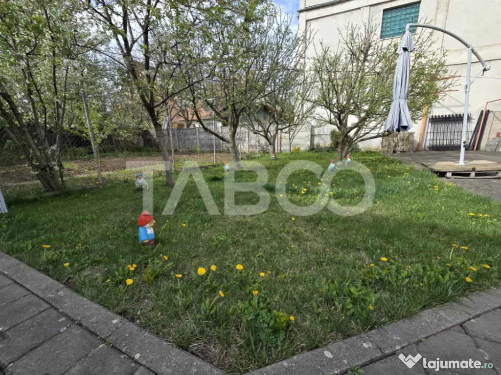 Casa individuala de vanzare teren 972 mp 2 garaje zona Sub A