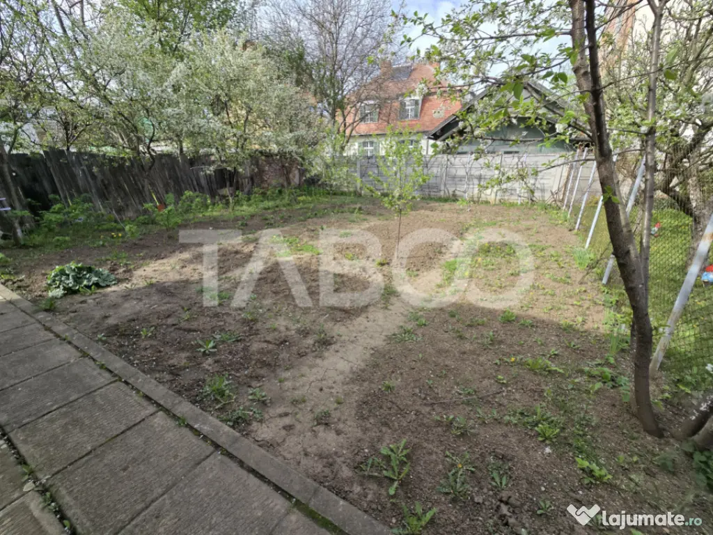 Casa individuala de vanzare teren 972 mp 2 garaje zona Sub A