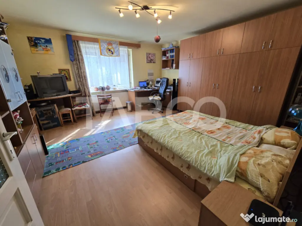 Casa individuala de vanzare teren 972 mp 2 garaje zona Sub A